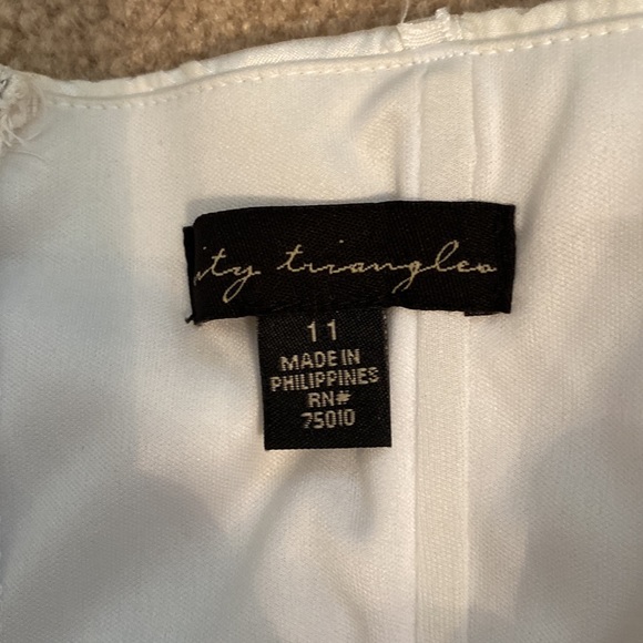 Cute white dress with flower bow detail - Picture 2 of 3